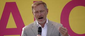 Christian Lindner, Bundesvorsitzender der FDP und Bundesfinanzminister, spricht auf einer Wahlkampfkundgebung der FDP Sachsen zur Landtagswahl.