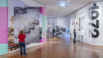 In der Ausstellung „Roads not taken“ im Deutschen Historischen Museum steht sich die Geschichte in einer Wirklichkeits- und einer Möglichkeitsebene gegenüber.