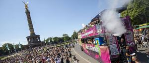 Hunderte Raver umtanzen einen Musiktruck, der auf die Siegessäule beim „Rave The Planet“ 2023 zusteuert.
