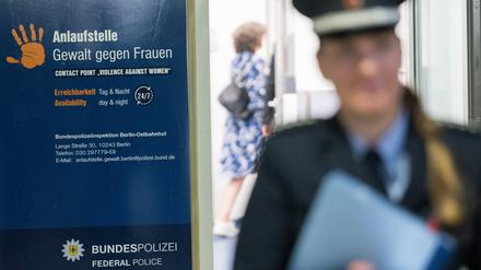 15.08.2024, Berlin: Eine Polizeibeamtin geht im Ostbahnhof aus einer Anlaufstelle der Bundespolizei, in der Frauen, die Opfer von Gewalt geworden sind, Beratung und Unterstützung erhalten können. Foto: Sebastian Christoph Gollnow/dpa +++ dpa-Bildfunk +++