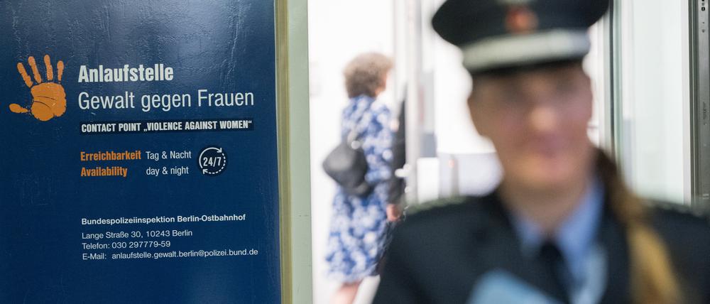 15.08.2024, Berlin: Eine Polizeibeamtin geht im Ostbahnhof aus einer Anlaufstelle der Bundespolizei, in der Frauen, die Opfer von Gewalt geworden sind, Beratung und Unterstützung erhalten können. Foto: Sebastian Christoph Gollnow/dpa +++ dpa-Bildfunk +++