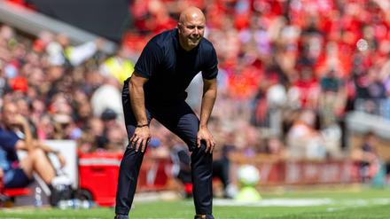 Kein Bart und auch keine Kappe. Arne Slot kommt zumindest optisch daher wie der Anti-Klopp.