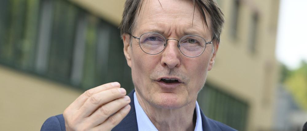Nach der parlamentarischen Sommerpause will Karl Lauterbach (SPD) einen Vorschlag zur Reform der Pflege vorlegen. 
