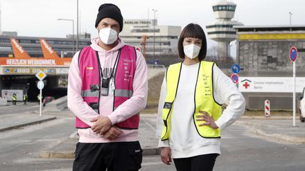 Maske statt Musik: Phonique und Janina - nicht als DJs, sondern als Impfhelfer in Tegel.