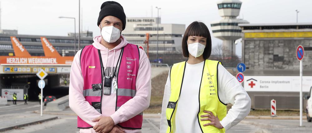 Maske statt Musik: Phonique und Janina - nicht als DJs, sondern als Impfhelfer in Tegel.