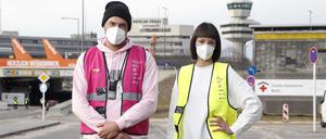 Maske statt Musik: Phonique und Janina - nicht als DJs, sondern als Impfhelfer in Tegel.