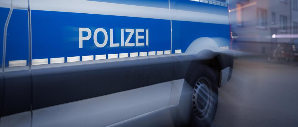 Ein Fahrzeug der Polizei steht auf einer Straße. 