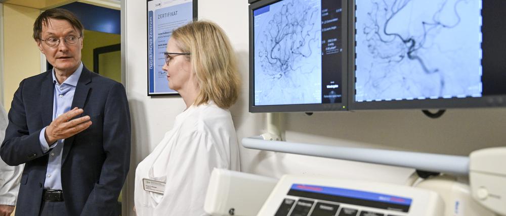 Bundesgesundheitsminister Karl Lauterbach (SPD) spricht mit Susanne Hengst, Chefärztin in der Radiologie, bei seinem Besuch im GLG Werner-Forßmann-Klinikum.