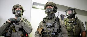 GSG9-Spezialeinsatzkräfte lassen sich bei einem Besuch des ehemaligen Bundesinnenministers in der neuen Bundespolizeidirektion 11 fotografieren. (Symbolbild)