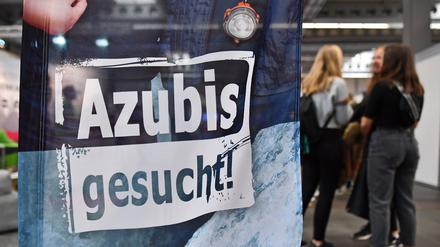 «Azubis gesucht» steht auf einem Banner bei einer Berufsorientierungsmesse.