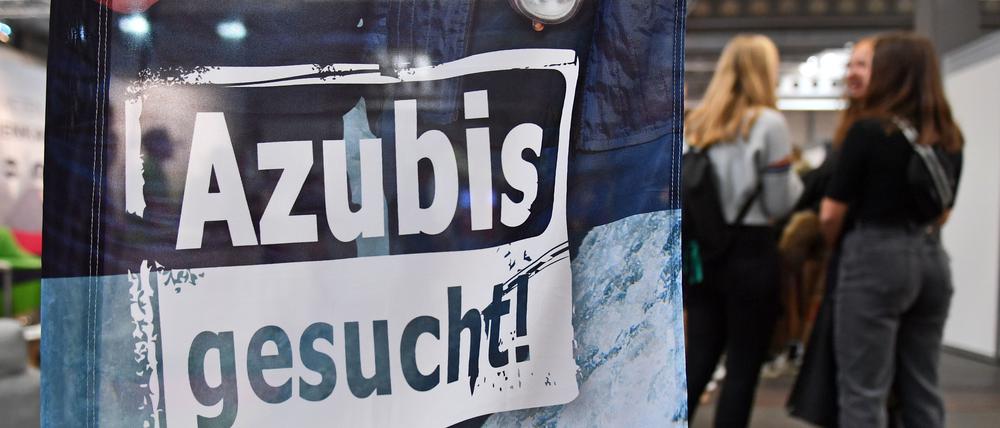 «Azubis gesucht» steht auf einem Banner bei einer Berufsorientierungsmesse.
