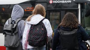 PRODUKTION - 09.04.2024, Hamburg: Zwei Schülerinnen und ein Schüler warten in Hamburg auf einen Bus. (zu dpa: «Hamburgs Schüler können Gratis-Deutschlandticket bestellen») Foto: Marcus Brandt/dpa +++ dpa-Bildfunk +++
