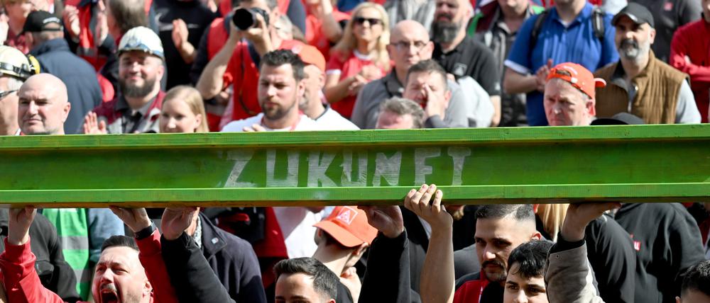 Stahlarbeiter halten symbolisch einen Stahlträger mit der Aufschrift „Zukunft“ bei einer Protest-Kundgebung von Beschäftigten der Thyssenkrupp-Stahlsparte. (Symbolbild)