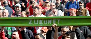 Stahlarbeiter halten symbolisch einen Stahlträger mit der Aufschrift „Zukunft“ bei einer Protest-Kundgebung von Beschäftigten der Thyssenkrupp-Stahlsparte. (Symbolbild)