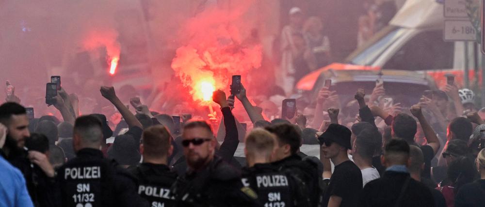 Bengalos werden bei einer rechten Gegen-Demo zum CSD in Bautzen gezündet (Symbolbild).