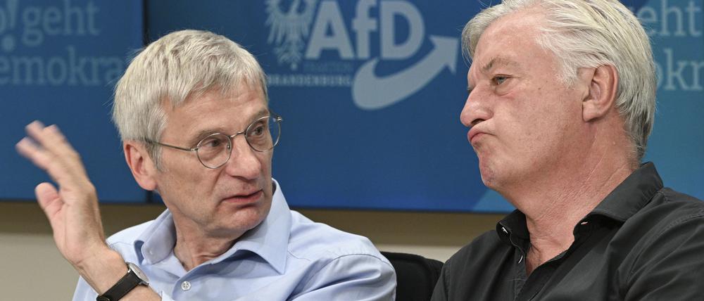 15.08.2024, Brandenburg, Potsdam: Hans-Christoph Berndt (l, AfD), Fraktionschef seiner Partei im Landtag, und Jürgen Elsässer, Chefredakteur Compact-Magazin, unterhalten sich auf einer Pressekonferenz der AfD-Fraktion im Landtag Brandenburg zur vorläufigen Aufhebung des Verbots der Zeitschrift Compact. Das Bundesverwaltungsgericht hatte das ·Compact·-Verbot am Mittwoch vorläufig aufgehoben. Foto: Jens Kalaene/dpa +++ dpa-Bildfunk +++