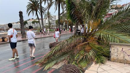 Unwetter Schäden am Strand von Santa Ponsa auf Mallorca.