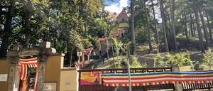 Hauptportal zum Gelände des Buddhistischen Hauses in Frohnau. Von hier aus führen 74 Stufen hinaus zur Eingangstür des Hauptgebäudes.
