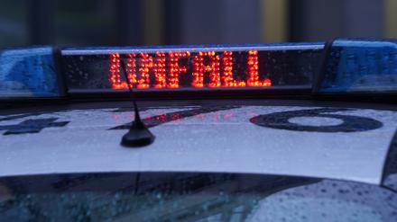 Ein Polizeifahrzeug mit der Anzeige „Unfall“-