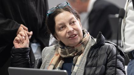 Zu Beginn des zweiten Verhandlungstages im Prozess gegen die mutmaßliche «Reichsbürger»-Gruppe um Prinz Reuß sitzt die Angeklagte Birgit Malsack-Winkemann auf der Anklagebank im Gerichtsgebäude der Außenstelle Sossenheim vom Oberlandesgericht Frankfurt. 