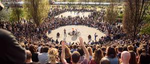 Berliner und Touristen sitzen am 02.04.2017 bei Sonne und Temperaturen um die 20 Grad Celcius im Mauerpark in Berlin und verfolgen das wöchentliche Karaoke singen.