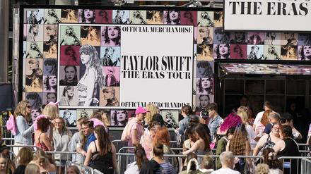 Fans versammeln sich vor dem Wembley-Stadion, um das erste von fünf Konzerten der Eras-Tour von Taylor Swift in London zu besuchen. 