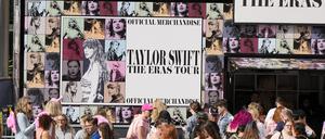 Fans versammeln sich vor dem Wembley-Stadion, um das erste von fünf Konzerten der Eras-Tour von Taylor Swift in London zu besuchen. 