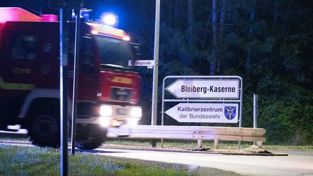 Ein Einsatzfahrzeug der Feuerwehr fährt am Gelände der Bleiberg-Kaserne. Nach Entdeckung eines durchschnittenen Zaunes an einem Trinkwasser-Hochbehälter im nordrhein-westfälischen Mechernich im Kreis Euskirchen warnt das Gesundheitsamt davor, das Wasser zu nutzen. 