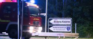 Ein Einsatzfahrzeug der Feuerwehr fährt am Gelände der Bleiberg-Kaserne. Nach Entdeckung eines durchschnittenen Zaunes an einem Trinkwasser-Hochbehälter im nordrhein-westfälischen Mechernich im Kreis Euskirchen warnt das Gesundheitsamt davor, das Wasser zu nutzen. 
