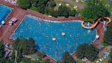 Menschen baden und sonnen sich im Sommerbad am Insulaner im Berliner Bezirk Steglitz.