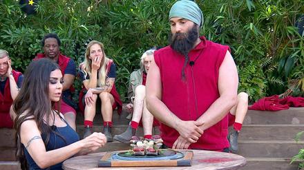 Reality-TV-Star David Ortega, hier zusammen mit Kader Loth am Steh-Imbiss, will als bekennender Veganer keine Lammhirne essen.  