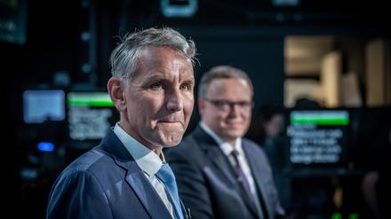 Björn Höcke (AfD, l) und Mario Voigt (CDU, r), Spitzenkandidaten für die Landtagswahl in Thüringen.