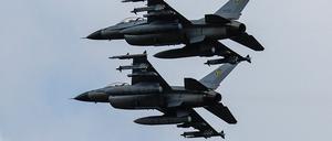 Ukrainische F-16-Bomber über der Ukraine im August 2024