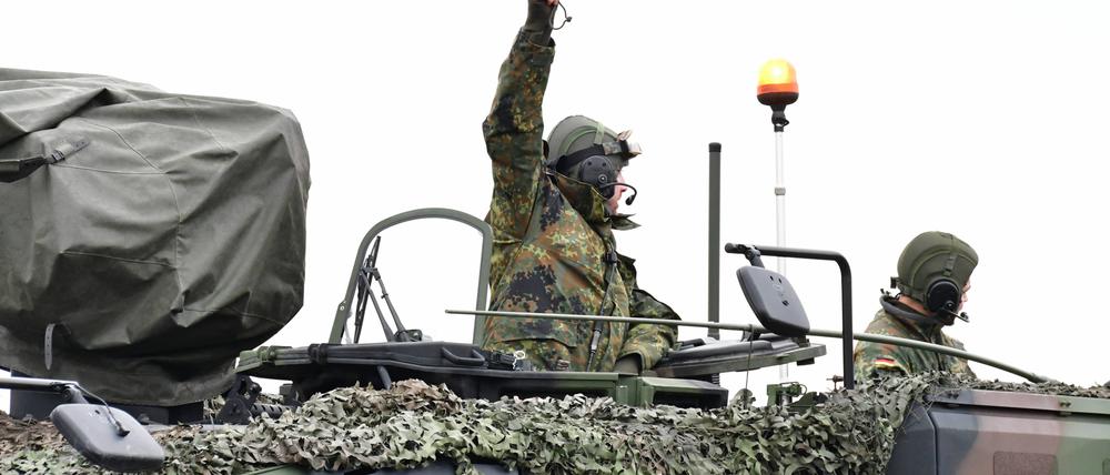 Ein Soldat auf einem GTK Boxer gibt mit der sogenannten Winkerkelle das Zeichen zum Abmarsch der Kolonne.