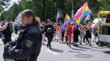 Eine Polizistin steht an der Seite des Umzuges zum Christopher-Street-Day (CSD) in Bauzten.