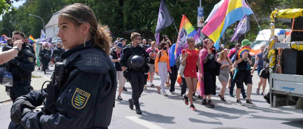 Eine Polizistin steht an der Seite des Umzuges zum Christopher-Street-Day (CSD) in Bauzten.