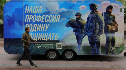 „Unser Beruf ist es, die Heimat zu verteidigen“: Mit Plakaten wie diesem in Moskau wirbt Russlands Armee um neue Kämpfer.