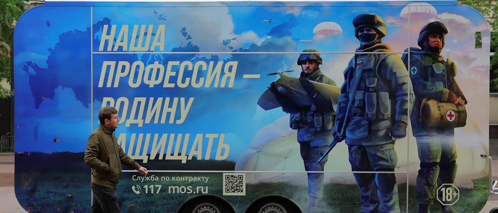 „Unser Beruf ist es, die Heimat zu verteidigen.“ – Mit Plakaten wie diesem wirbt Russlands Armee um neue Kämpfer.