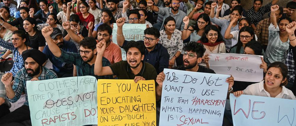 Ärzte und Medizinstudenten protestieren am 16. August 2024 vor dem Guru Nanak Dev Krankenhaus in Amritsar mit Parolen gegen die Vergewaltigung und Ermordung einer Ärztin im indischen Bundesstaat Westbengalen. Dieser brutale Mord hat die Empörung über das chronische Problem der Gewalt gegen Frauen in den Mittelpunkt gerückt.