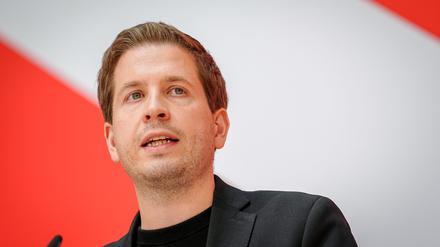 Kevin Kühnert, SPD-Generalsekretär, gibt nach der Sitzung des SPD-Präsidiums nach der Europawahl eine Pressekonferenz.