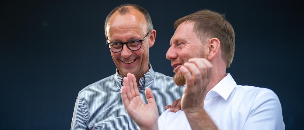 Sachsens Ministerpräsident Michael Kretschmer (rechts) und CDU-Chef Friedrich Merz beim Wahlkampfauftakt für die Landtagswahlen Sachsen am 18. Juli in Meerane.
