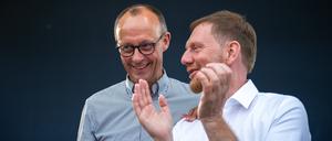 Sachsens Ministerpräsident Michael Kretschmer (rechts) und CDU-Chef Friedrich Merz beim Wahlkampfauftakt für die Landtagswahlen Sachsen am 18. Juli in Meerane.