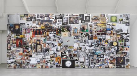 Blick in die Ausstellung „Rotting from Within“ von Abdulhamid Kircher, 2024.