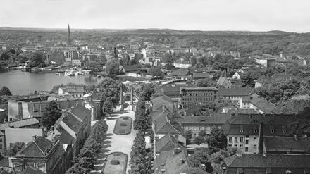 Bis 14. September im Hauptbahnhof zu sehen. Blick vom Turm der Garnisonkirche nach Westen, um 1930.