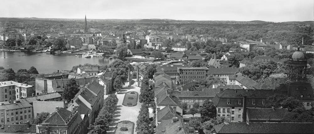 Bis 14. September im Hauptbahnhof zu sehen. Blick vom Turm der Garnisonkirche nach Westen, um 1930.