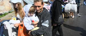 Bislang war der Krieg verhältnismäßig weit weg – jetzt trifft er auch sie: Zivilisten im russischen Kursk fliehen aus vor der ukrainischen Armee.  