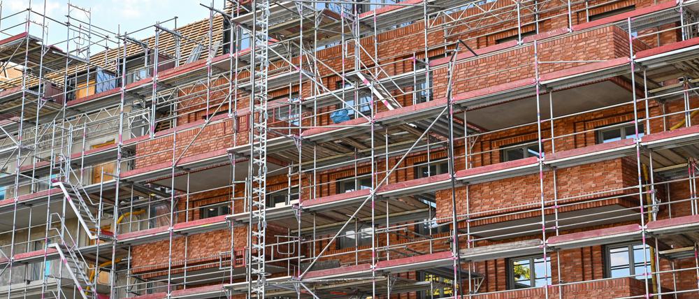 Baustelle eines Mehrfamilienhauses mit neuen Wohnungen. 