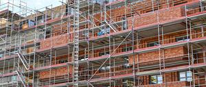 Baustelle eines Mehrfamilienhauses mit neuen Wohnungen. 