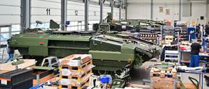In einer Produktionshalle des Rüstungskonzerns Rheinmetall stehen Schützenpanzer Puma.