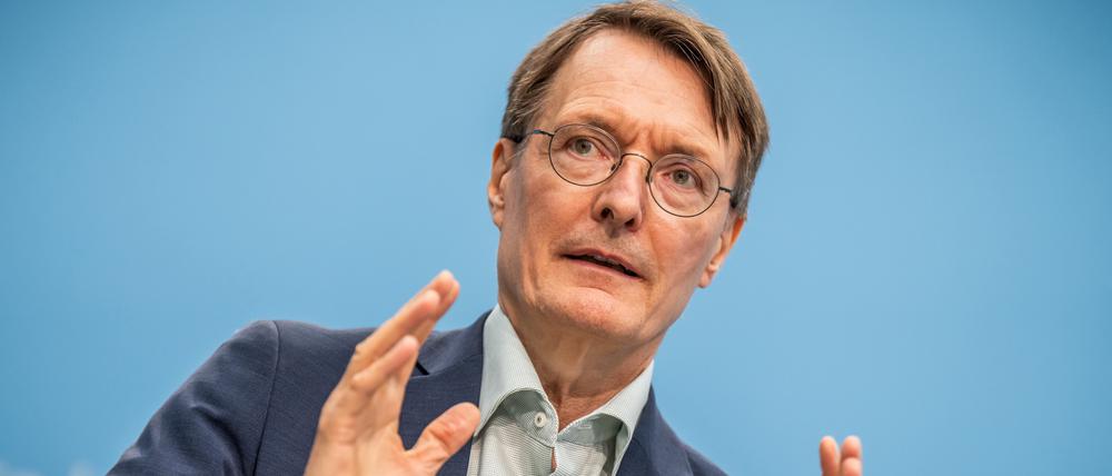 Karl Lauterbach (SPD), Bundesminister für Gesundheit, nimmt an einer Presskonferenz zur Reform der Notfallversorgung teil. Er gibt Entwarnung für eine riskante Ausbreitung von Mpox in Deutschland.